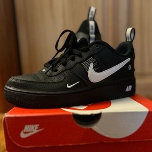 Air Force 1 Lv8 Utility GS 'Overbranding